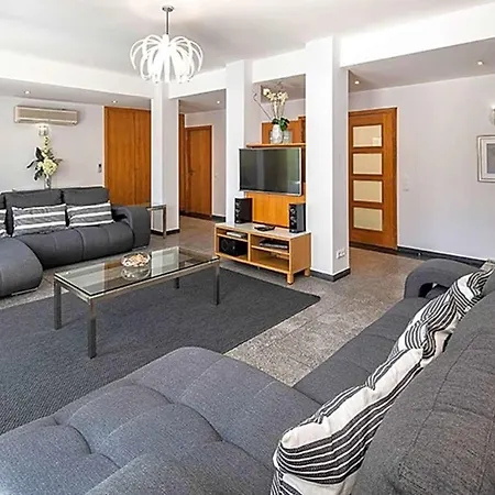 Sleeps 18 Pool Air Con Willa