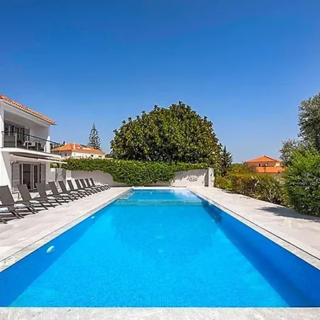 Villa Sleeps 18 Pool Air Con *