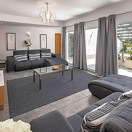 Sleeps 18 Pool Air Con