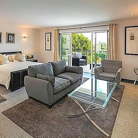 Sleeps 18 Pool Air Con